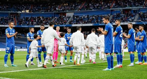 ممر شرفي للبطل.. ريال مدريد يحتفل بكأس ملك إسبانيا قبل مباراة خيتافي (صور)